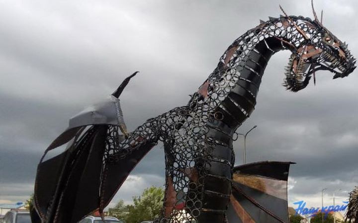 Огромный дракон поселился в Барановичах
