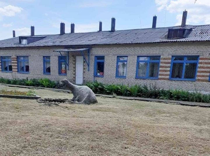 В Брестской области продается пустующий детский сад с трогательным динозавром у входа