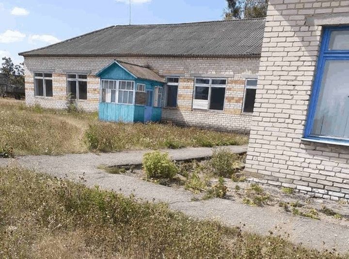 В Брестской области продается пустующий детский сад с трогательным динозавром у входа