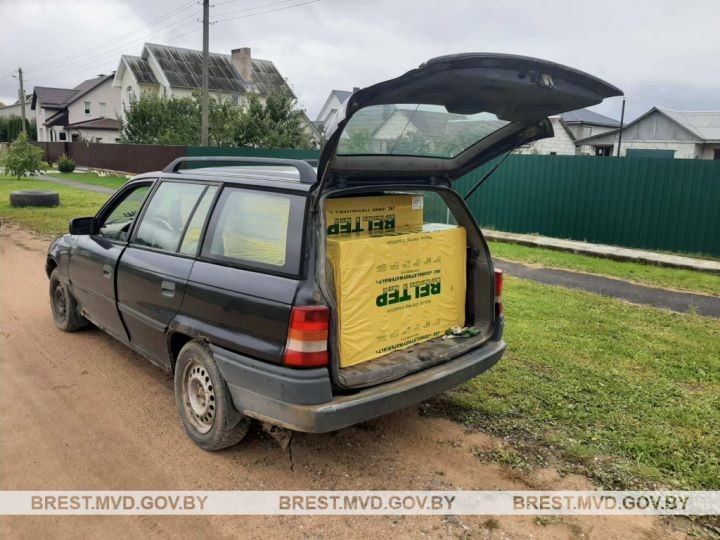 В Брестской области Opel Astra с упаковками минеральной ваты привлек внимание сотрудников ГАИ