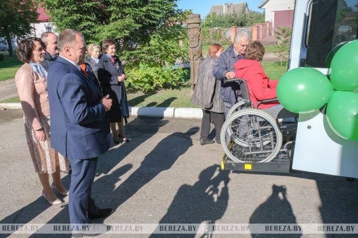 Березовскому ТЦСОН подарили микроавтобус