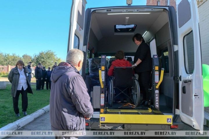 Березовскому ТЦСОН подарили микроавтобус