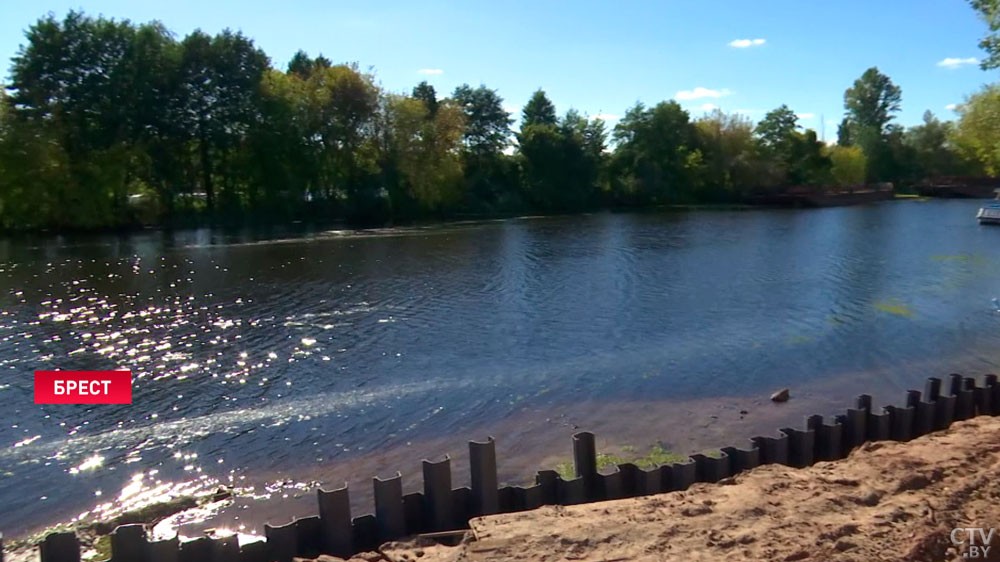 Грунт будет выниматься из-под воды. Как продвигается реконструкция набережной в Бресте, рассказал прораб