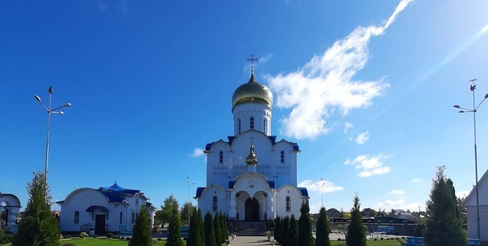 Перед праздником Воздвижения Креста Господня 26 сентября над Храмом в Лунинце явилось вот такое чудо - крест из облаков.