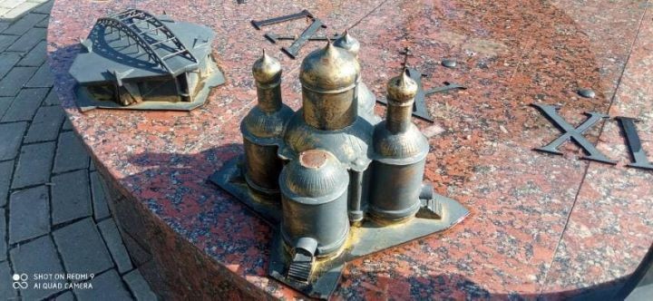 Солнечные часы на Набережной в Бресте