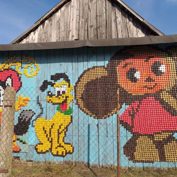 На Чебурашку ушло два года! Герои мультиков из крышечек «поселились» в Брестском районе