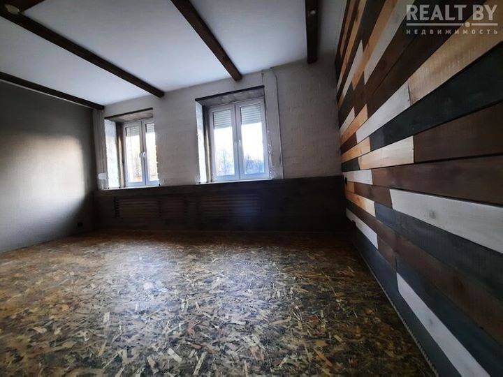 Деревянная ванна, мозаика из массива и пол из плит OSB. Смотрите, какую необычную квартиру нашли в Барановичах