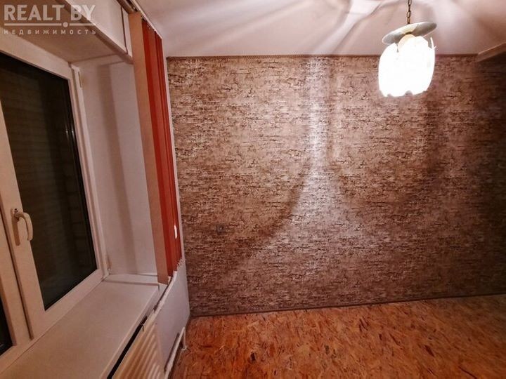 Деревянная ванна, мозаика из массива и пол из плит OSB. Смотрите, какую необычную квартиру нашли в Барановичах