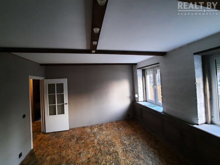 Деревянная ванна, мозаика из массива и пол из плит OSB. Смотрите, какую необычную квартиру нашли в Барановичах