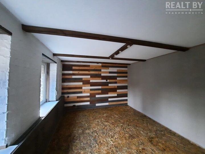 Деревянная ванна, мозаика из массива и пол из плит OSB. Смотрите, какую необычную квартиру нашли в Барановичах