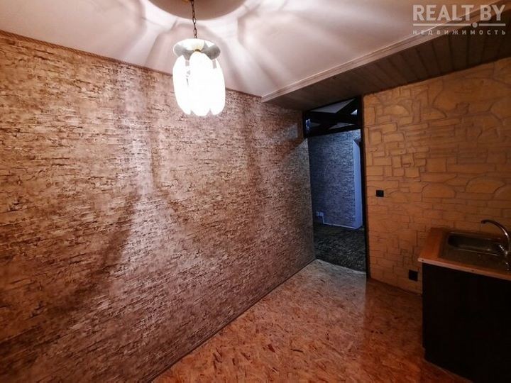 Деревянная ванна, мозаика из массива и пол из плит OSB. Смотрите, какую необычную квартиру нашли в Барановичах