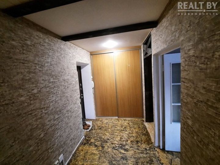 Деревянная ванна, мозаика из массива и пол из плит OSB. Смотрите, какую необычную квартиру нашли в Барановичах