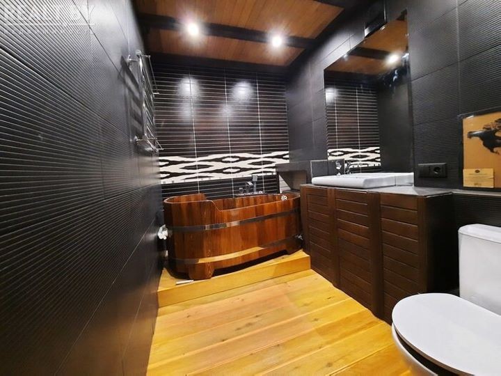 Деревянная ванна, мозаика из массива и пол из плит OSB. Смотрите, какую необычную квартиру нашли в Барановичах