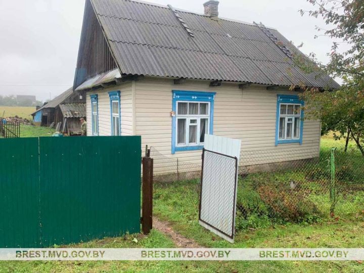 Житель Барановичей пришел к бабушке, чтобы вернуть зарядное устройство, и забрал часть пенсии