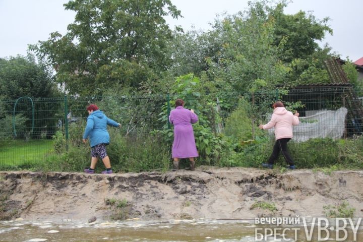 Жители улицы Пугачевской после обильных дождей становятся заложниками своих подворий