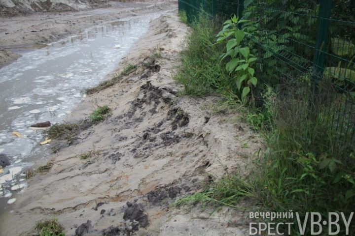 Жители улицы Пугачевской после обильных дождей становятся заложниками своих подворий