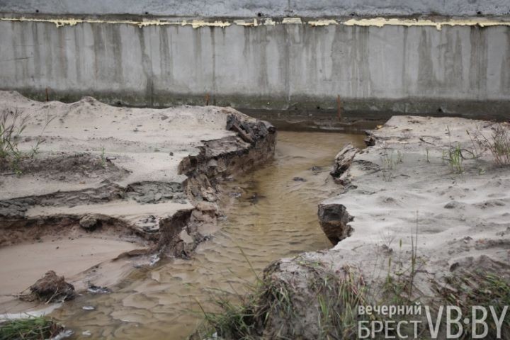Жители улицы Пугачевской после обильных дождей становятся заложниками своих подворий