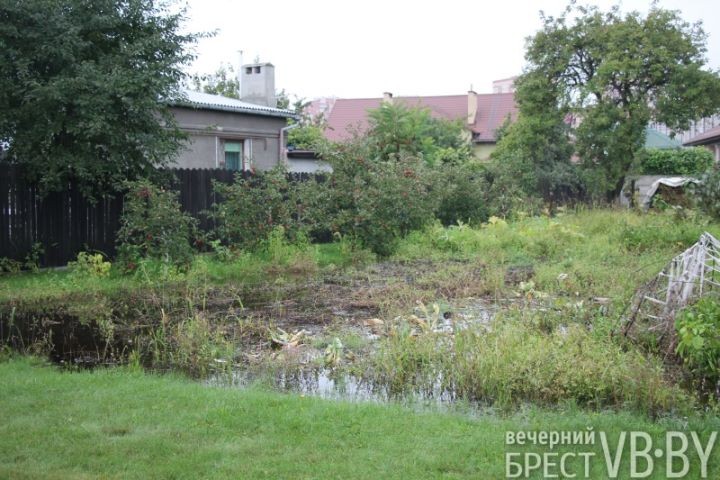 Жители улицы Пугачевской после обильных дождей становятся заложниками своих подворий