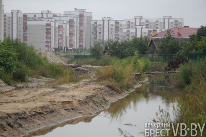 Жители улицы Пугачевской после обильных дождей становятся заложниками своих подворий