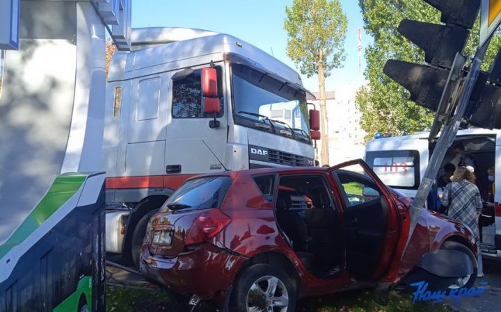 В Барановичах легковой автомобиль столкнулся с большегрузом
