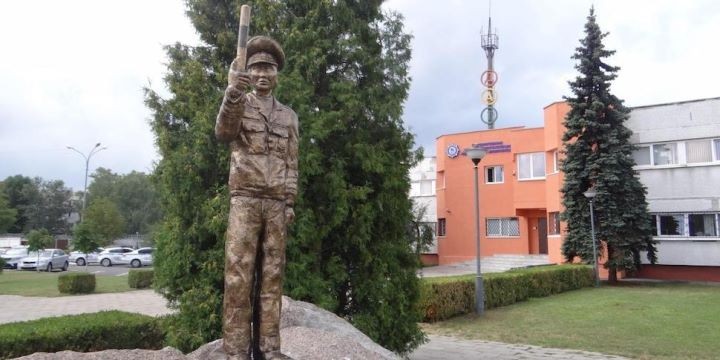В Бресте поставили памятник сотруднику ГАИ