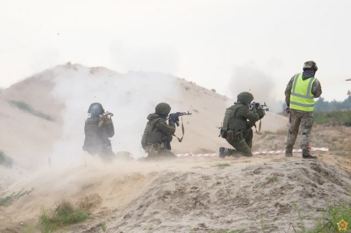 На полигоне под Брестом разведчики выполнили задачи многоэтапного упражнения «Штурм здания»