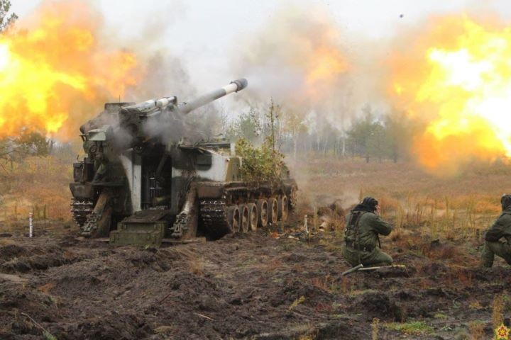 Брестские артиллеристы провели контрольное занятие с боевой стрельбой пушечной самоходно-артиллерийской батареи