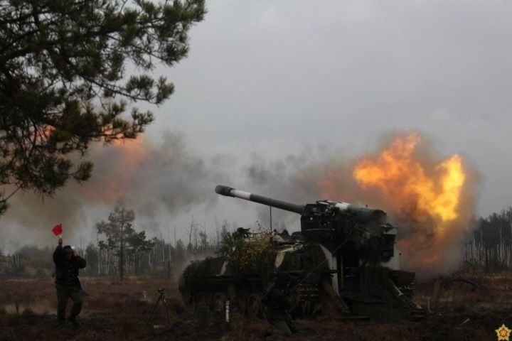 Брестские артиллеристы провели контрольное занятие с боевой стрельбой пушечной самоходно-артиллерийской батареи