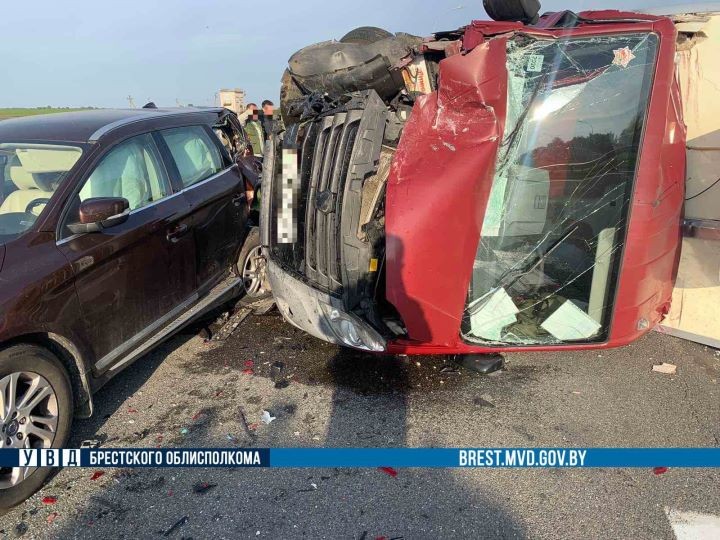Под Брестом фургон влетел в остановившуюся в полосе разгона Volvo
