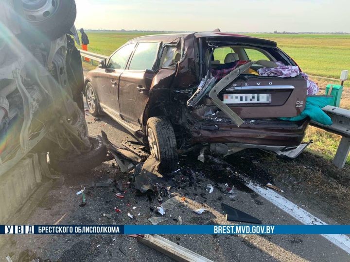 Под Брестом фургон влетел в остановившуюся в полосе разгона Volvo