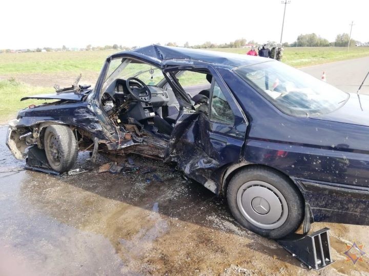 В Березовском районе работники МЧС деблокировали водителя легковушки