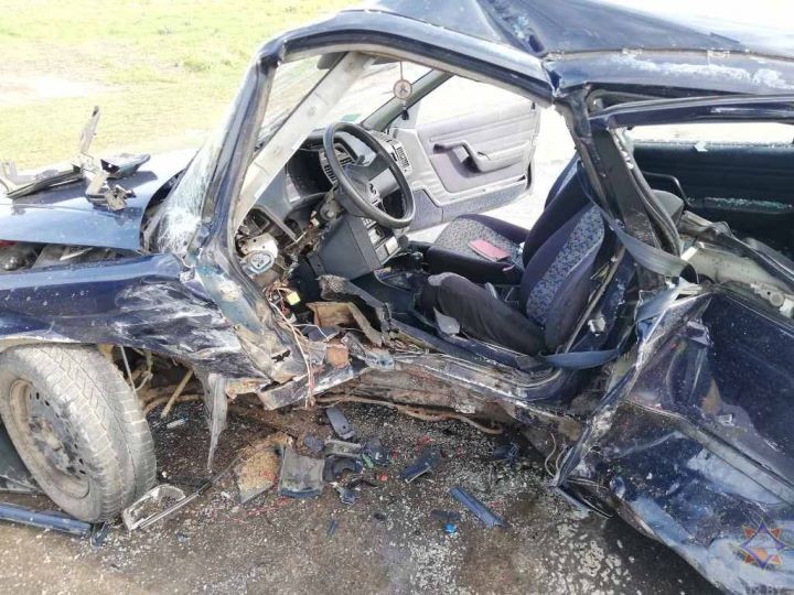 В Березовском районе работники МЧС деблокировали водителя легковушки