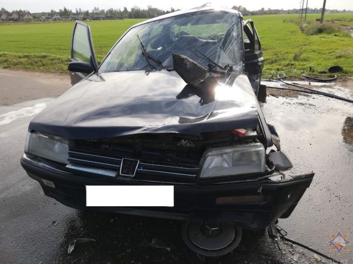 В Березовском районе работники МЧС деблокировали водителя легковушки