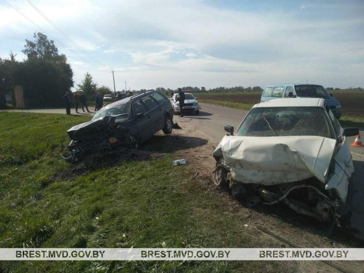 Неудачный поворот привел к травмированию пассажира. В Брестской области сильно столкнулись автомобили