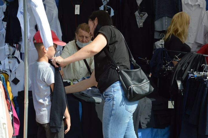 Две семьи, где есть школьники, составили лучший план покупок к новому учебному году