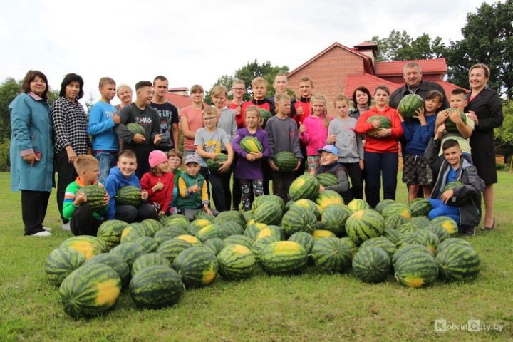 Сладкий подарок для искренних сердец. Коммунальщики привезли собственные арбузы ребятам из Кобринской детской деревни