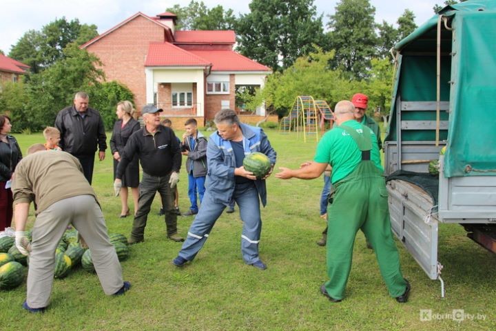 Сладкий подарок для искренних сердец. Коммунальщики привезли собственные арбузы ребятам из Кобринской детской деревни