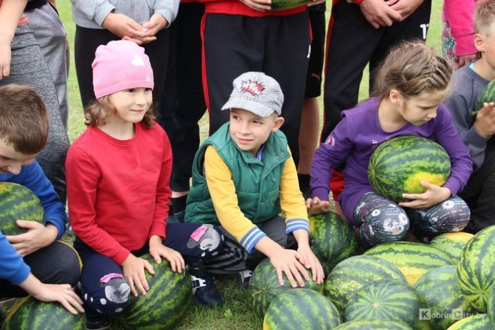 Сладкий подарок для искренних сердец. Коммунальщики привезли собственные арбузы ребятам из Кобринской детской деревни