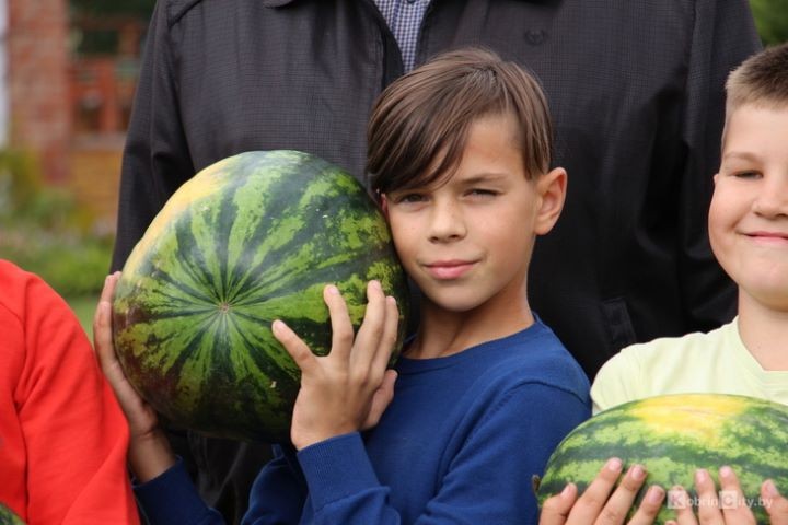 Сладкий подарок для искренних сердец. Коммунальщики привезли собственные арбузы ребятам из Кобринской детской деревни