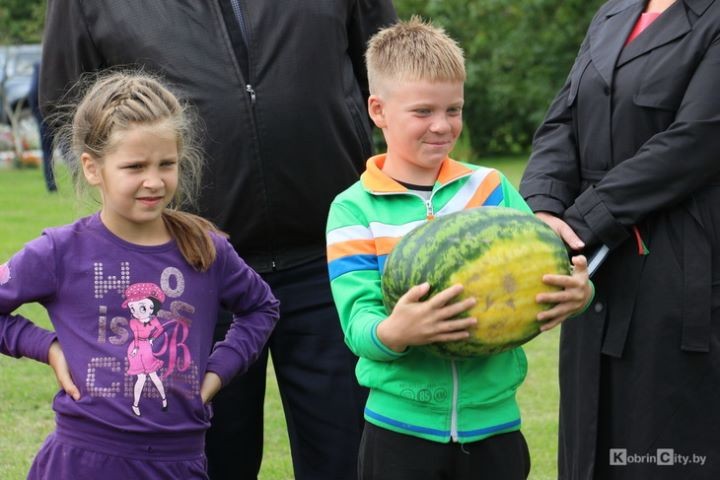 Сладкий подарок для искренних сердец. Коммунальщики привезли собственные арбузы ребятам из Кобринской детской деревни