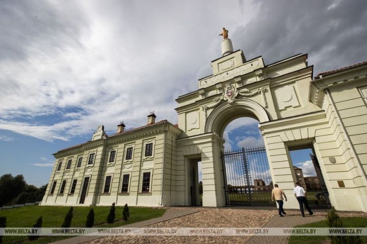 Ружанский дворцовый комплекс - одна из крупнейших магнатских резиденций XVII-XVIII веков в Беларуси
