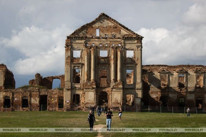 Ружанский дворцовый комплекс - одна из крупнейших магнатских резиденций XVII-XVIII веков в Беларуси