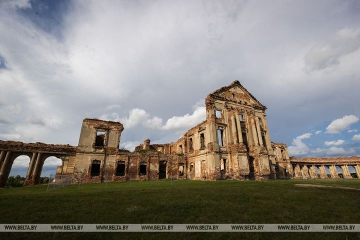 Ружанский дворцовый комплекс - одна из крупнейших магнатских резиденций XVII-XVIII веков в Беларуси