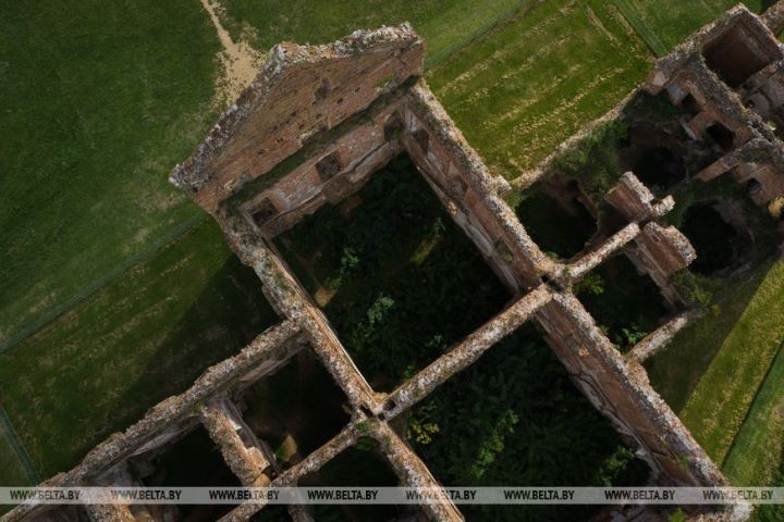 Ружанский дворцовый комплекс - одна из крупнейших магнатских резиденций XVII-XVIII веков в Беларуси