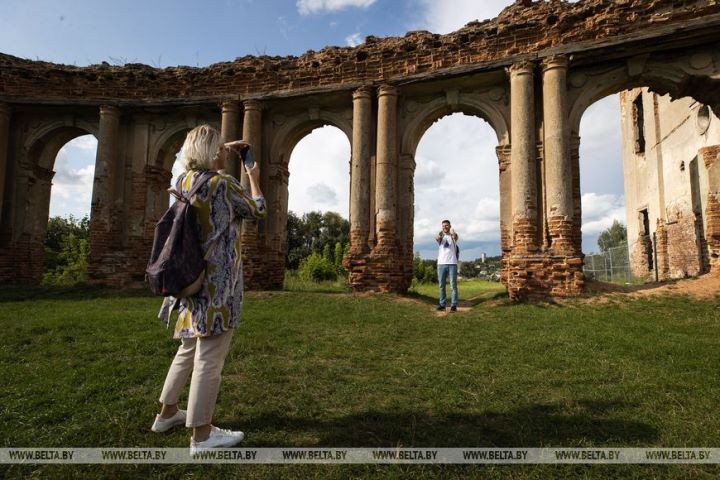 Ружанский дворцовый комплекс - одна из крупнейших магнатских резиденций XVII-XVIII веков в Беларуси