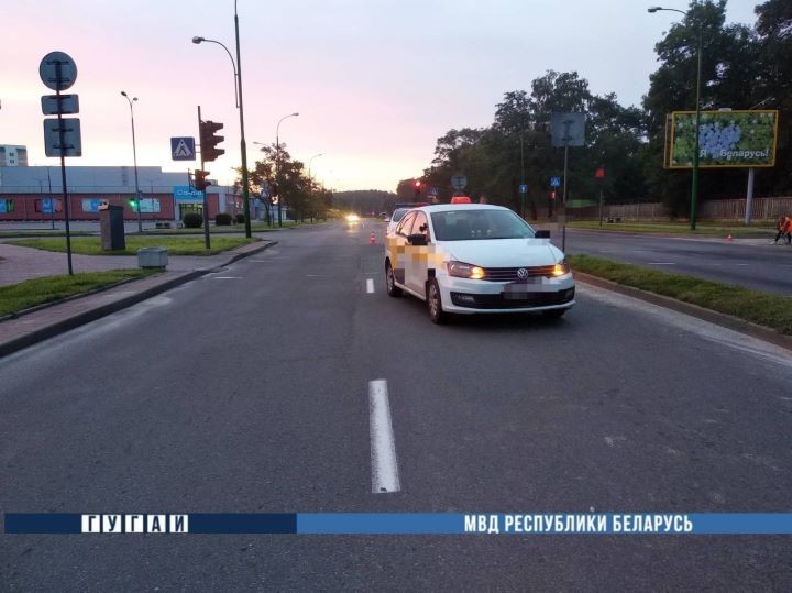 В Бресте автомобиль такси сбил женщину