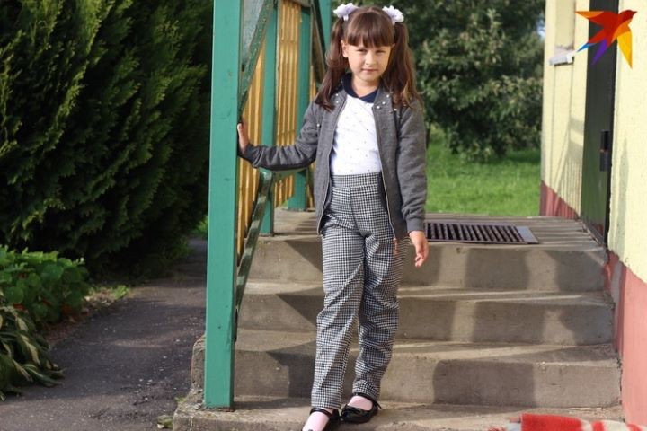 В Минске потратили 910 рублей на ребенка, в деревне – 730 на двоих: сравнили образы двух первоклассниц и хлопоты родителей перед 1 сентября