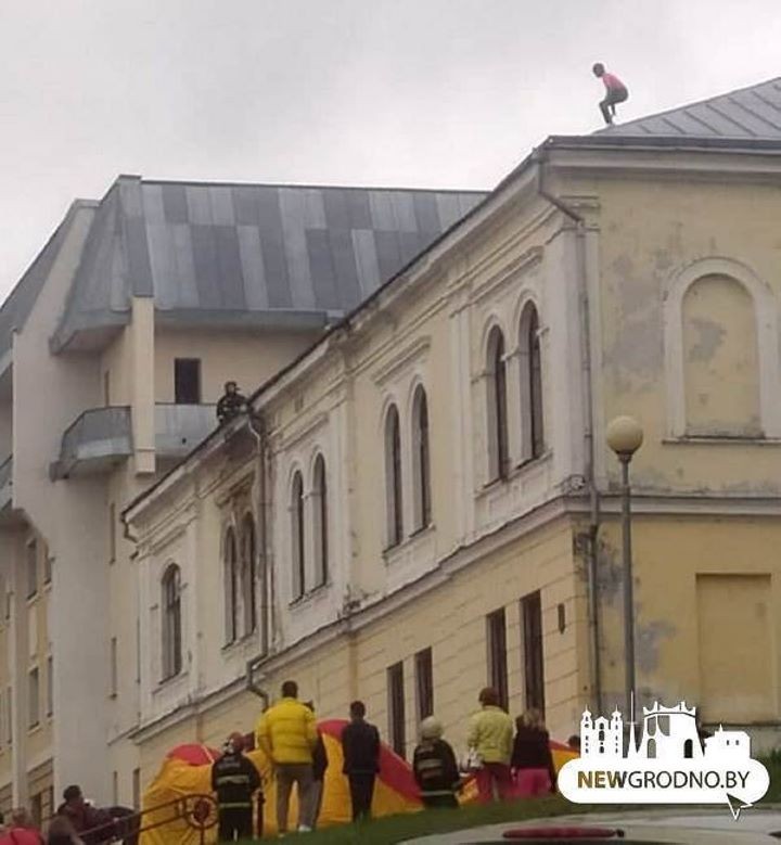 В Гродно заметили девочку на крыше. Снимали ее спасатели и доктор