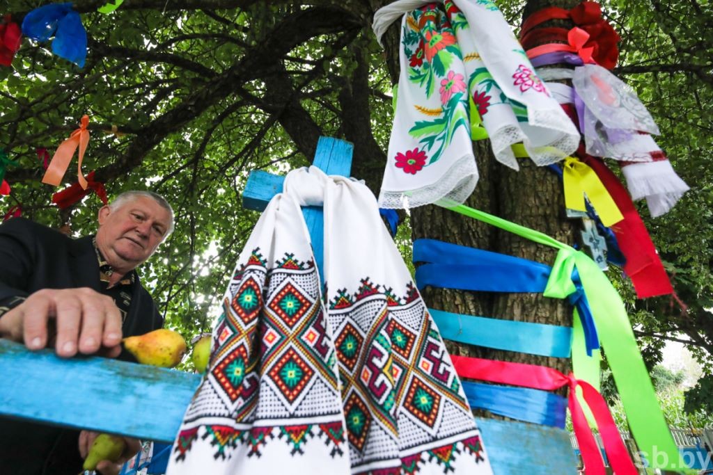 Более ста лет верующие съезжаются в Каменецкий район к урочищу Грушки