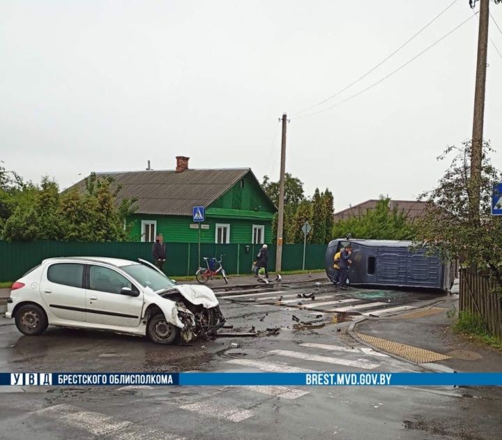 В Берёзе легковушка не остановилась перед знаком и врезалась в автомашину «ГАЗ»